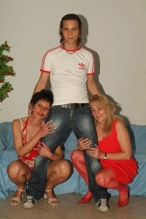 Mature Curvy Blonde in Stockings Enjoys a Threesome – photo 4 of 21