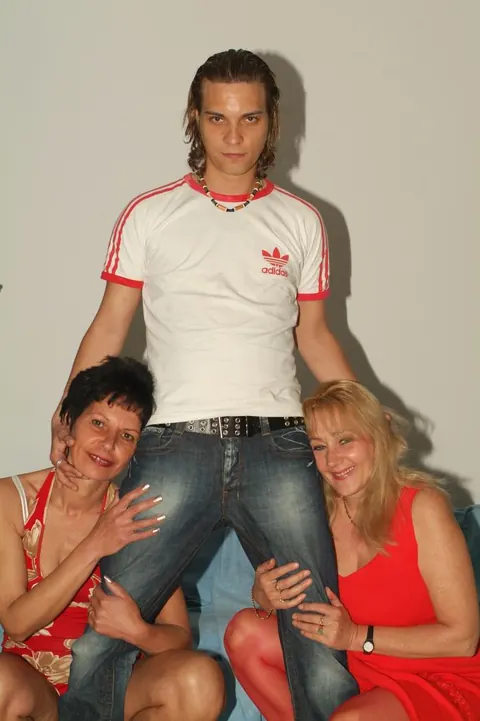 Mature Curvy Blonde in Stockings Enjoys a Threesome – photo 5 of 21