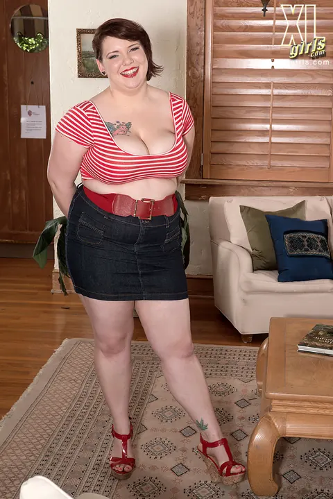 Kitty McPherson: Short-Haired PAWG in Lingerie Gives Interracial Handjob – photo 1 of 16