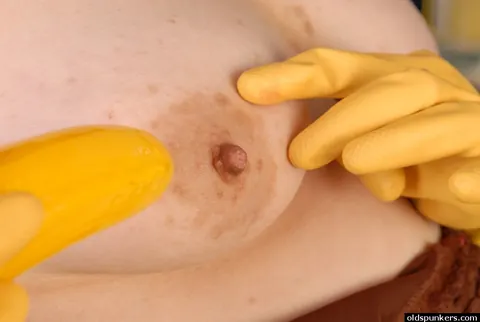 Mature BBW Sucks Banana and Fucks a Dildo – photo 9 of 16