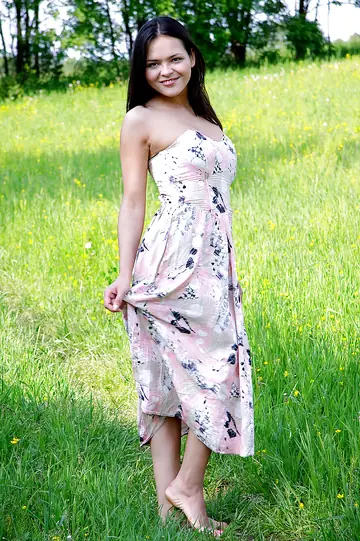 Vera F – Thick Brunette with Big Tits Masturbates Outdoors