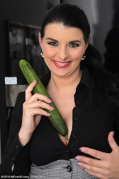 Sandra Nero: Czech MILF Pleasures Herself with a Cucumber After Peeling Off Her Panties – photo 3 of 15