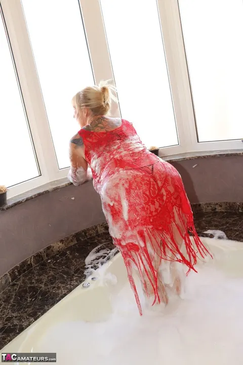 Curvy Blonde MILF with Big Tits Strips Out of Her Dress in a Bubble Bath – photo 5 of 16