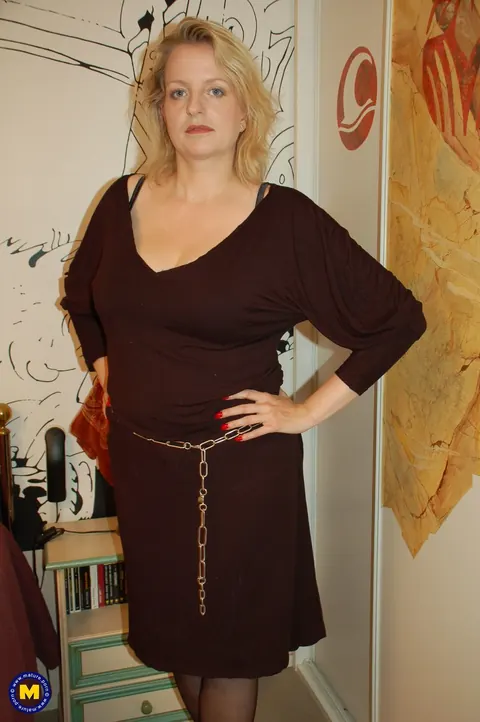 Curvy French MILF Strips Out of Her Lingerie – photo 2 of 20