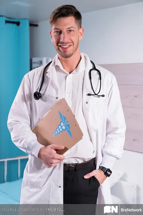Older Doctor Kisses Twink Before Anal Sex – photo 4 of 21