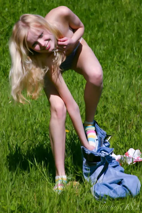 Skinny Blonde Shows Her Body in Jeans and Panties Outdoors – photo 10 of 20