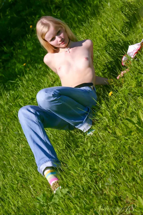 Skinny Blonde Shows Her Body in Jeans and Panties Outdoors – photo 4 of 20
