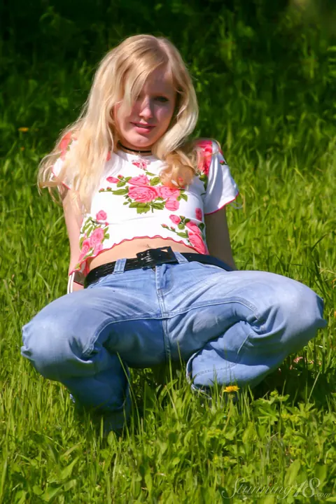 Skinny Blonde Shows Her Body in Jeans and Panties Outdoors – photo 1 of 20