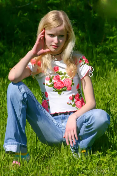 Skinny Blonde Shows Her Body in Jeans and Panties Outdoors – photo 2 of 20