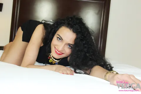 Trans Woman Lets Her Clothes Fall and Poses Nude – photo 7 of 15