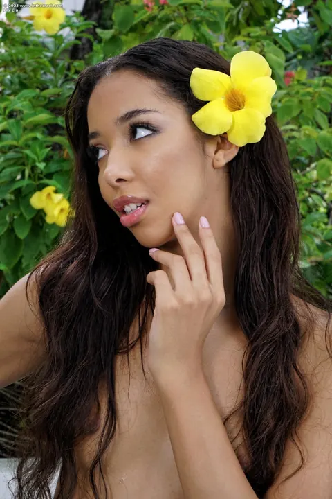 Lia Lin: Woman in a Bikini Spreads Her Pussy Outdoors – photo 7 of 21