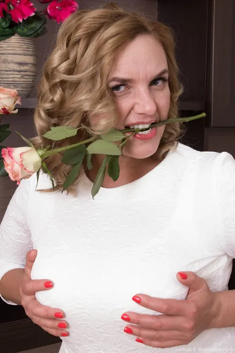 Lariona: Chubby Blonde MILF in Pantyhose Spreads Her Hairy Pussy – photo 2 of 18