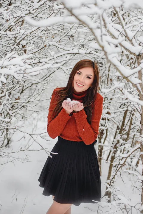 Redhead Lifts Her Skirt Hem Outdoors – photo 12 of 15