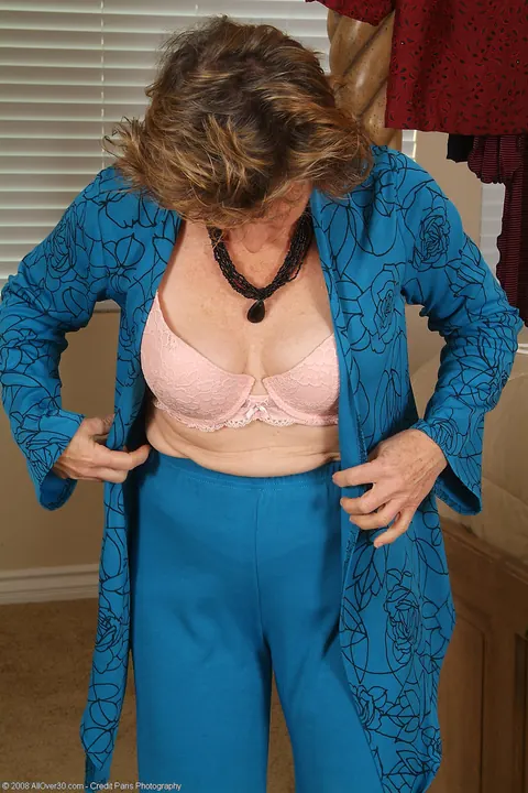 MILF Undresses and Shows Her Hairy Bush – photo 8 of 21