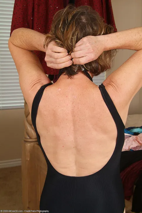 MILF Undresses and Shows Her Hairy Bush – photo 2 of 21