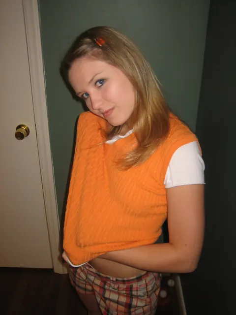 Short-Haired Skinny Babe Spreads Her Shaved Pussy – photo 8 of 21