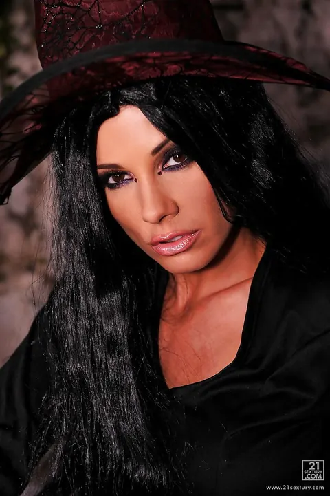 Sandy Fantasy: Busty Brunette in Cosplay Strips and Uses a Dildo – photo 2 of 16