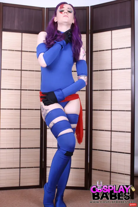 Thick Cosplay Model Spreads Her Ass in a Costume – photo 6 of 15