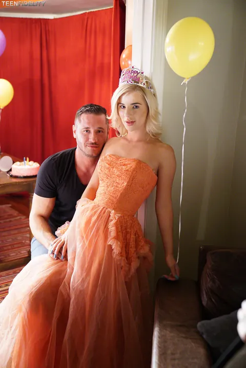 Blonde Lifts Her Birthday Dress and Flashes – photo 7 of 21