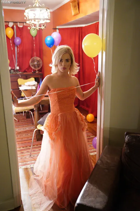 Blonde Lifts Her Birthday Dress and Flashes – photo 4 of 21