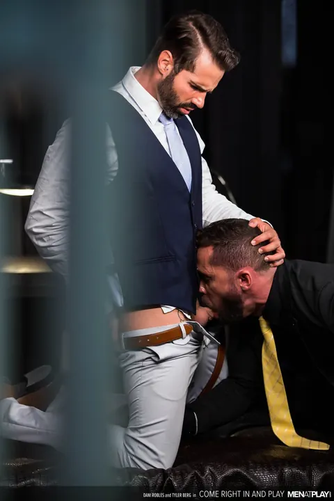 Tattooed Men Kiss and Fuck in the Office – photo 11 of 21