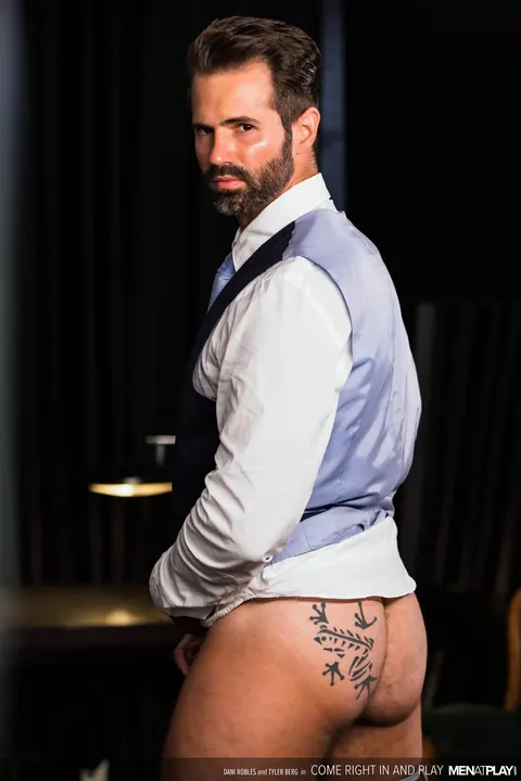 Tattooed Men Kiss and Fuck in the Office – photo 5 of 21