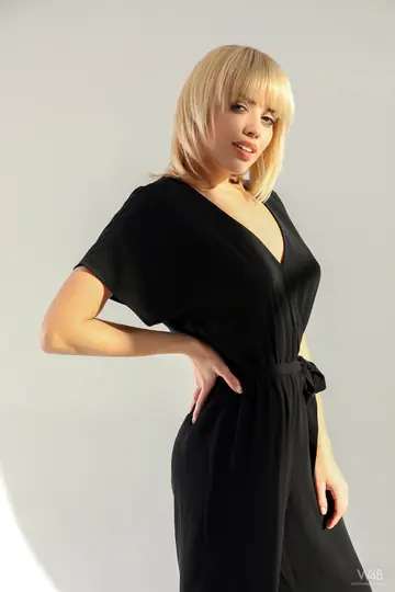 Blonde Cups Her Big Natural Tits in High Heels