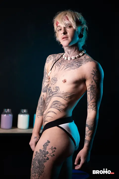Two Nude Men Face Each Other and Display Their Bodies – photo 4 of 20