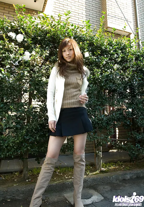 Japanese Woman Strips Naked and Spreads Her Pussy – photo 1 of 15
