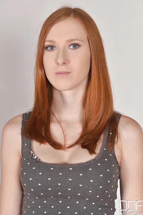 Linda Sweet: Thick Redhead in Jeans and Lingerie Shows Her Big Ass – photo 1 of 16