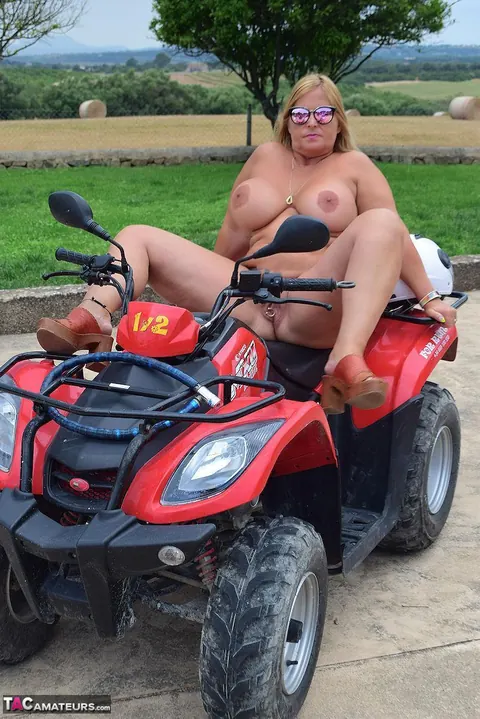 Nudechrissy: Mature European BBW Poses Nude in Heels and Glasses – photo 6 of 20