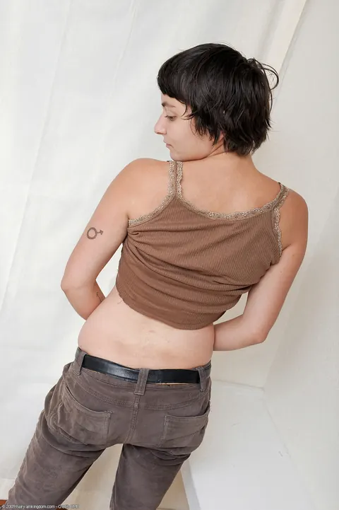 BBW Strips Out of Her Jeans and Poses Nude – photo 4 of 21