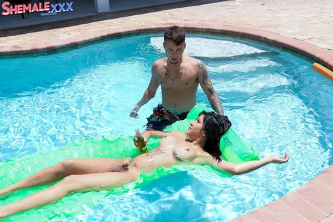 Trans Woman Kisses Her Partner Before Bareback Sex Outdoors – photo 3 of 16