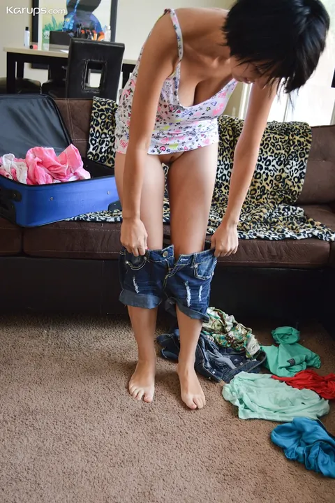 Brunette Strips Out of Her Yoga Pants and Shorts to Spread – photo 17 of 21