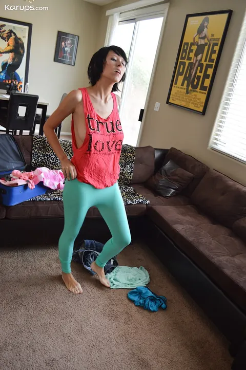Brunette Strips Out of Her Yoga Pants and Shorts to Spread – photo 7 of 21