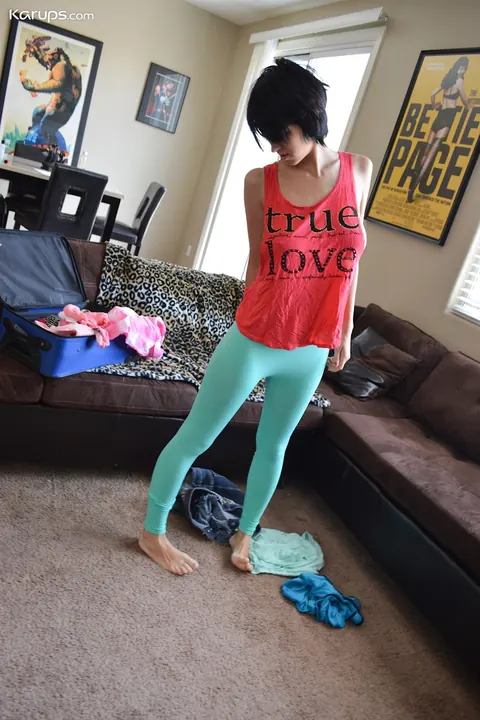 Brunette Strips Out of Her Yoga Pants and Shorts to Spread – photo 8 of 21