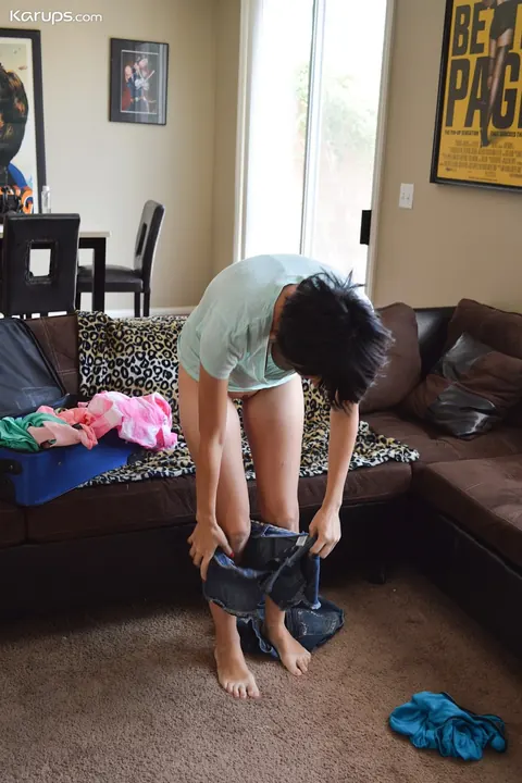Brunette Strips Out of Her Yoga Pants and Shorts to Spread – photo 2 of 21