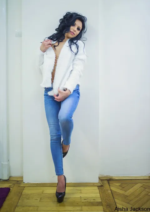 Aisha Jackson: Curly Brunette Latina Poses in Jeans – photo 13 of 15