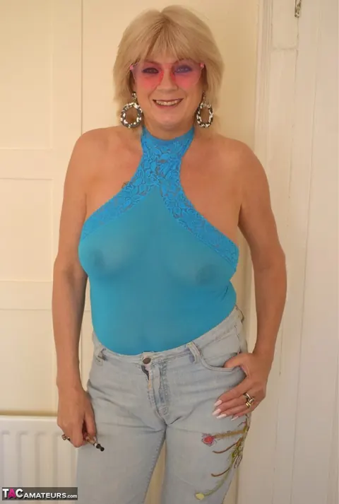 Blonde MILF Strips Out of Her Jeans on the Beach with Ice Cream – photo 1 of 16