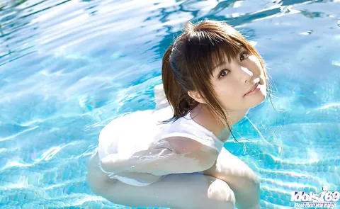 Aya Hirai: Japanese Babe with Big Natural Tits Strips by the Pool – photo 4 of 15