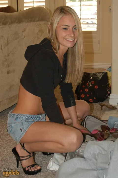 Tyler Stevenz: Skinny Blonde Strips Out of Her Shorts Outdoors – photo 16 of 16