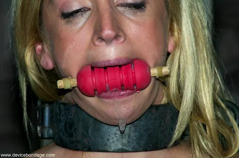 Kelly Wells: Blonde MILF with Natural Tits Endures Bondage and Spreads Her Shaved Pussy – photo 13 of 20