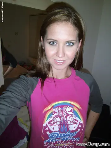 Chrissy Marie – Brunette Strips Off Her Top and Spreads for a Selfie
