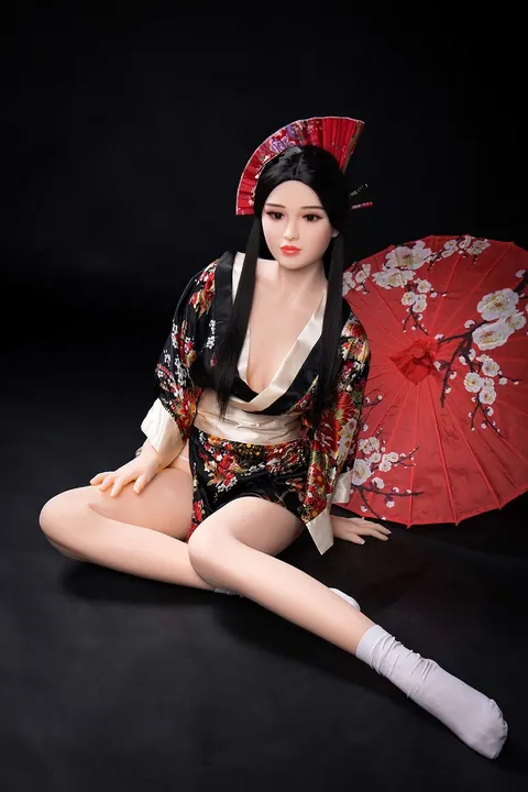 Japanese Woman Undresses and Spreads Her Muff – photo 5 of 19