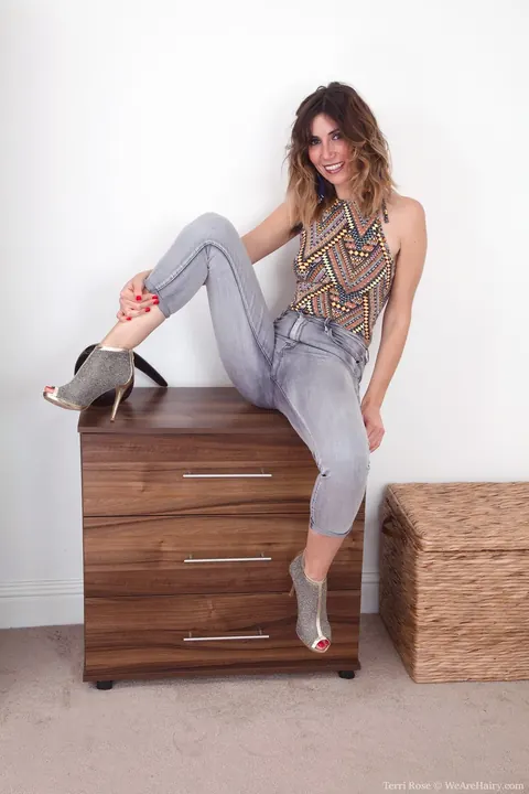Terri Rose: Tall Brunette in Jeans Strips and Spreads Her Hairy Bush – photo 5 of 20