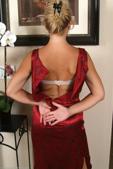 Cricket: Tanned Latina MILF Undresses to Reveal Her Tattoo – photo 3 of 20