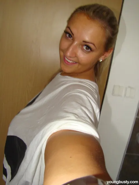 Krystal Swift: Blonde MILF with Big Natural Tits Spreads Her Shaved Pussy in a Selfie – photo 5 of 20