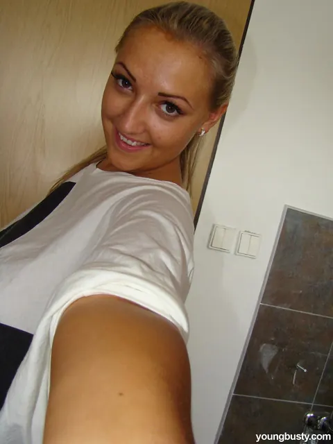 Krystal Swift: Blonde MILF with Big Natural Tits Spreads Her Shaved Pussy in a Selfie – photo 6 of 20