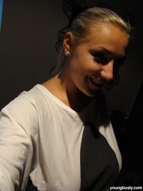 Krystal Swift: Blonde MILF with Big Natural Tits Spreads Her Shaved Pussy in a Selfie – photo 1 of 20