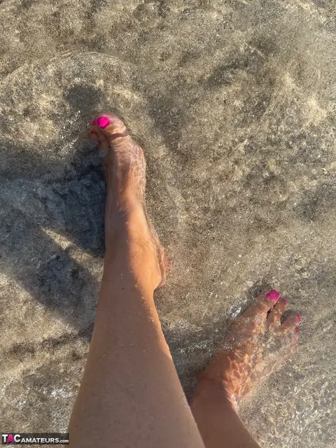 Sweet Susi: European Blonde MILF Shows Her Feet on the Beach – photo 4 of 16